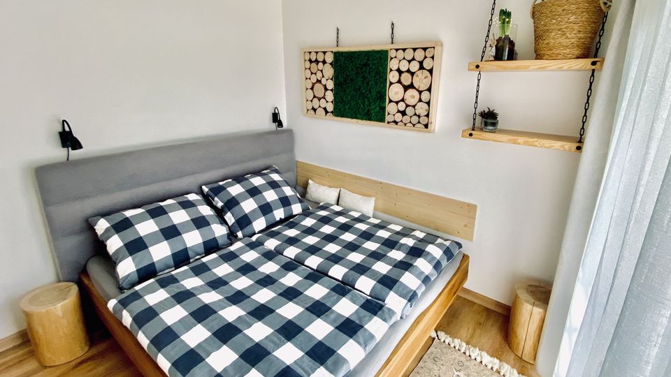 Ložnice apartmánu Lipenka s manželskou postelí